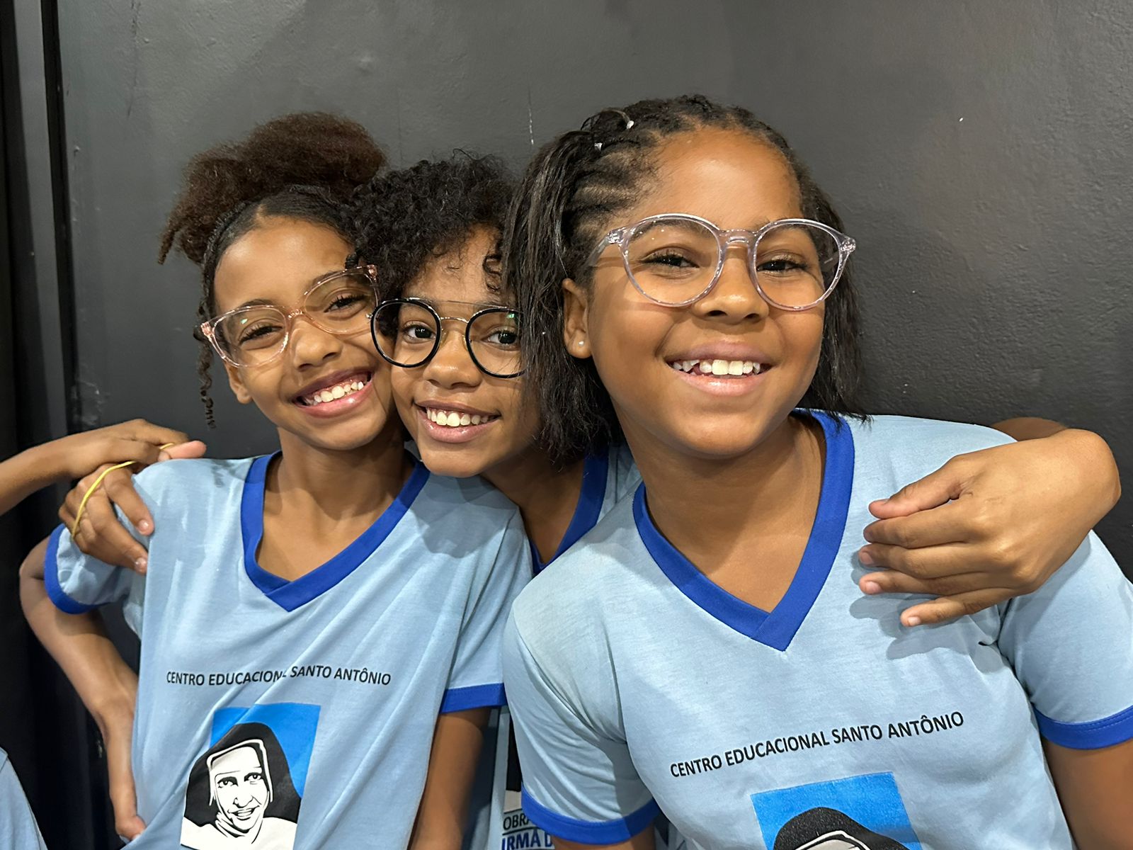 Projeto Pequenos Olhares: alunos da escola das Obras Sociais Irmã Dulce recebem óculos de grau